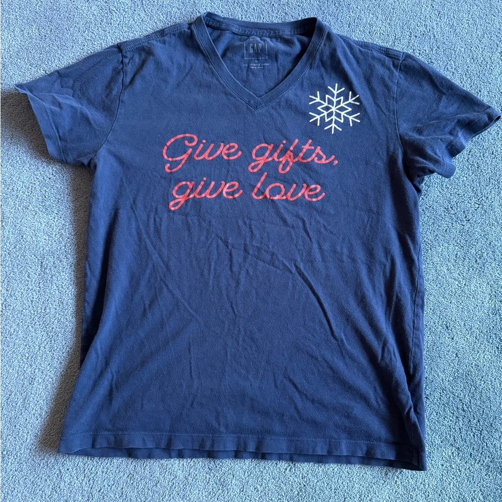 🎂5/$10 GAP holiday t-shirt Medium